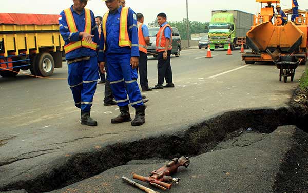 Tol Jakarta-Cikampek di Karawang Amblas 35 cm